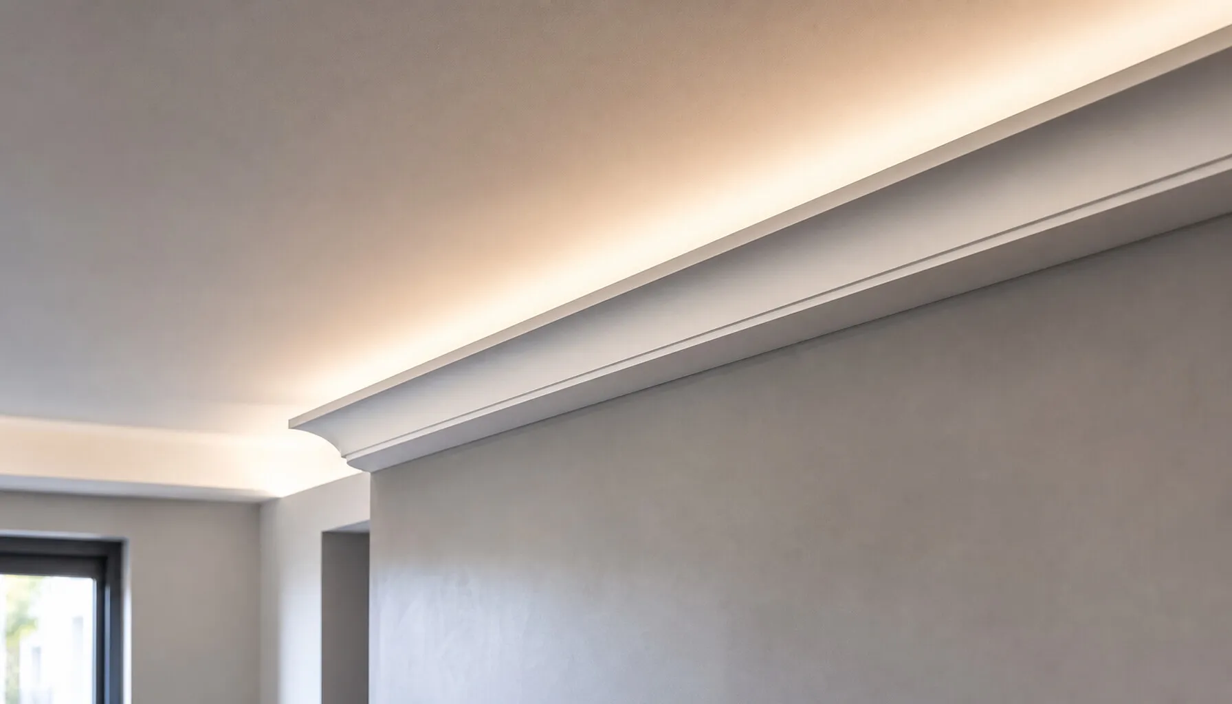 Moderne Lichtvoute mit sauber profilierter Gipskante und indirektem Licht entlang der Decke.