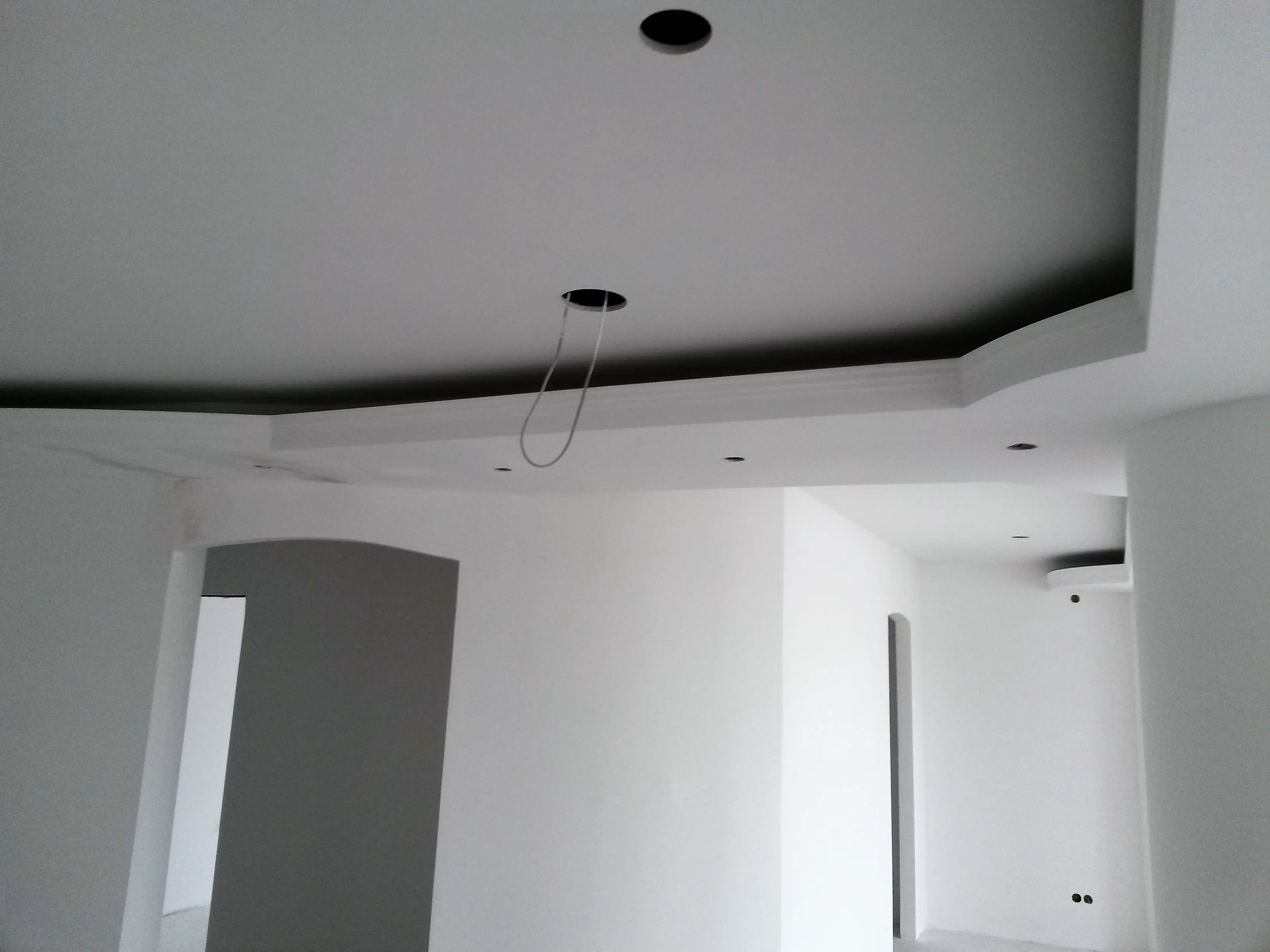 Trockenbau mit gerundeter Wand, abgesetzter Deckenstufe und Wandnische — handwerkliche Ausführung von Richter.