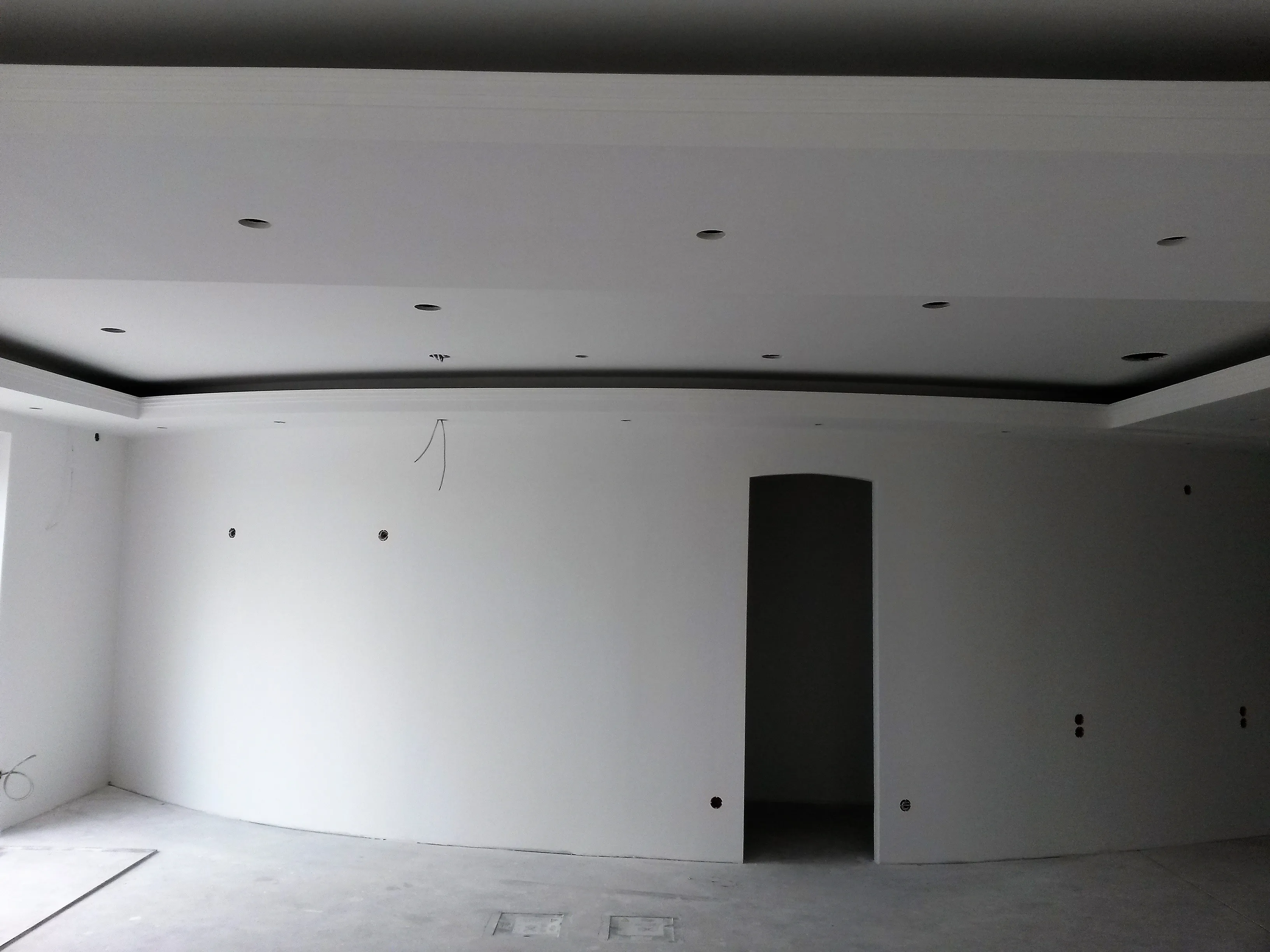 Wohnraum mit abgehängter Trockenbaudecke und Lichtvoute.